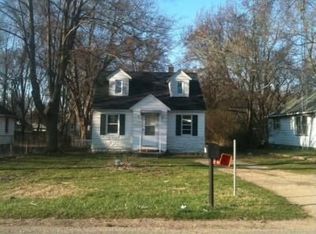 1207 Parkway Dr, Benton Harbor, MI 49022