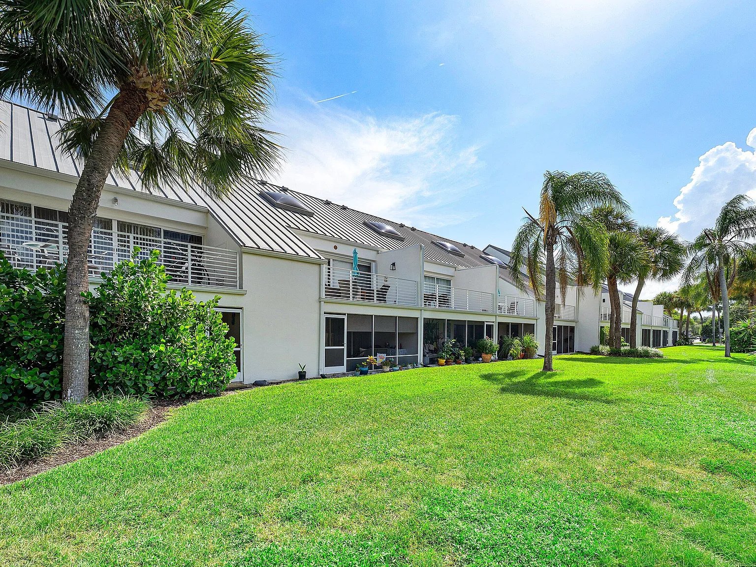 2 bed, 2.0 bath, 1042 sqft, $6,500 — Photo 4