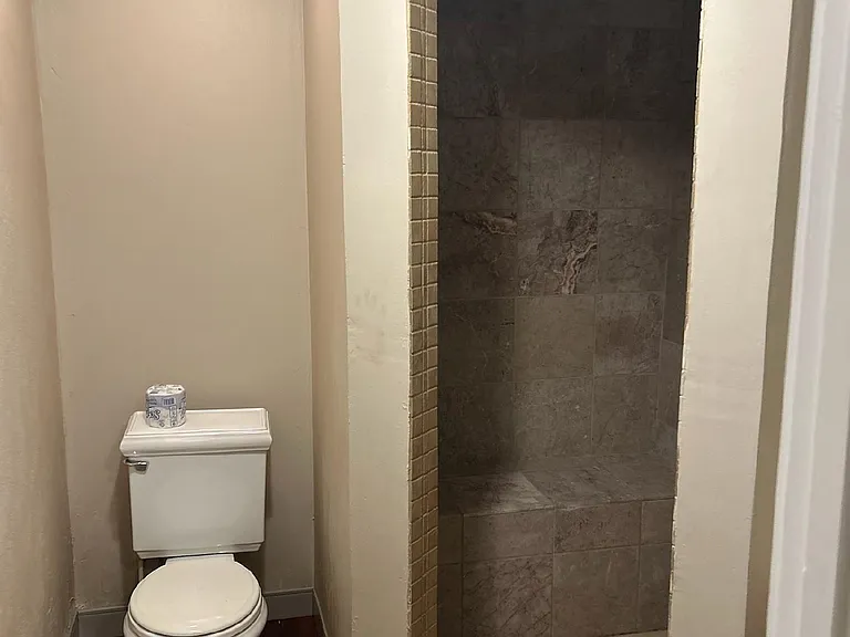 111 N Sycamore St #B — Photo 6