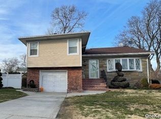 585 Willis St, Hempstead, NY 11550