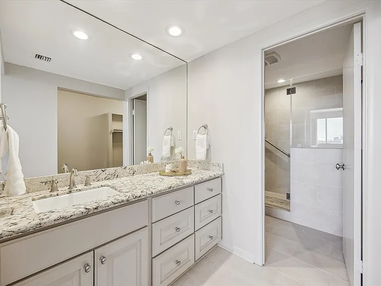 49 Briar Hollow Ln #1004 — Photo 14