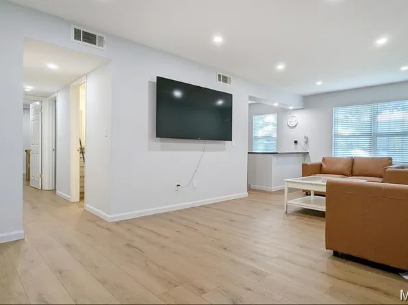 1669 Mayenne Ct APT B, Saint Louis, MO 63125