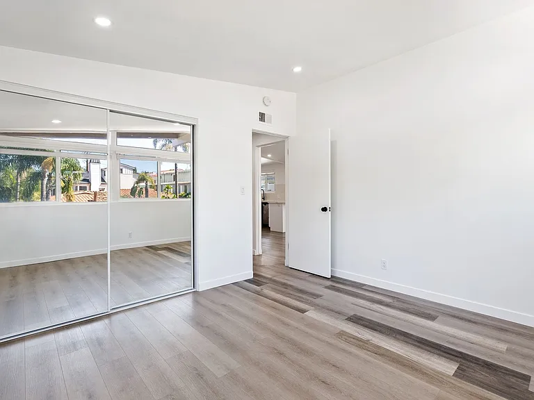 3201-3211 N Bayside Dr — Photo 10