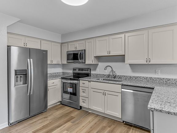4th image of 3053 Glastonbury Dr