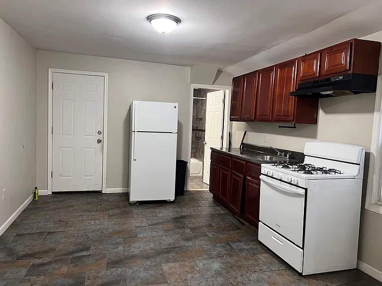 29 Alexander St #3 — Photo 3