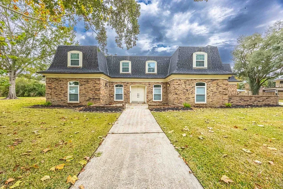 5 bed, 3895 sqft, $1,995 — Photo 1