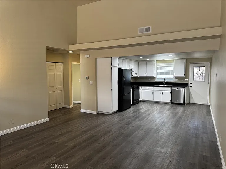 171 N Alameda Ave #B — Photo 3