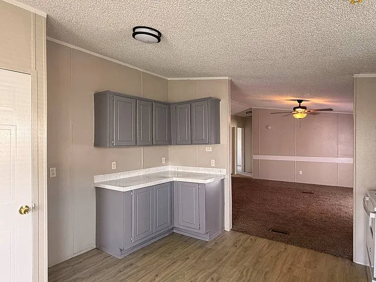 2112 Colonial Dr — Photo 2