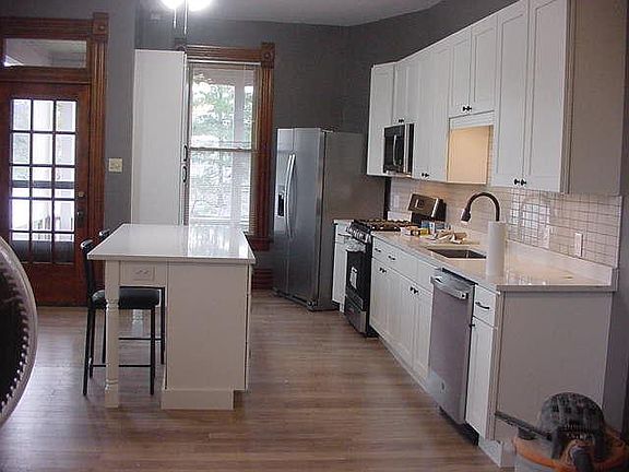 3rd image of 164 W Hubbard Ave