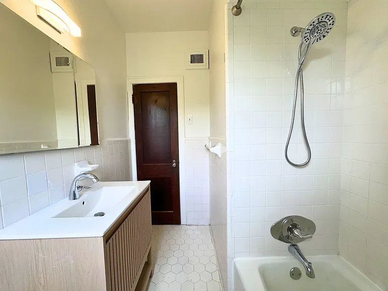 122 Demouy Ave #1/2 — Photo 14