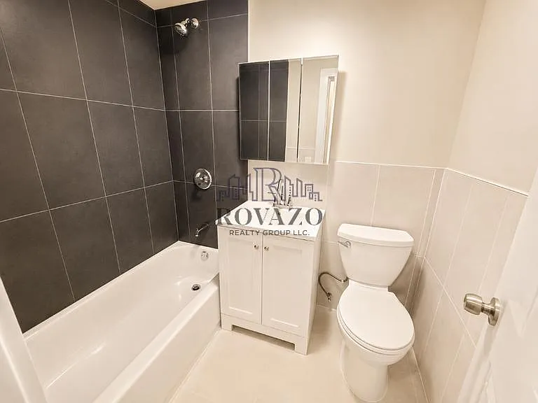 3 bed, 750 sqft, $2,100 — Photo 3