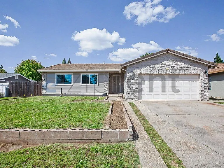 2307 N Cirby Way — Photo 1