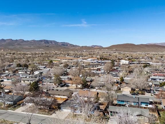 4th image of 370 Maple St