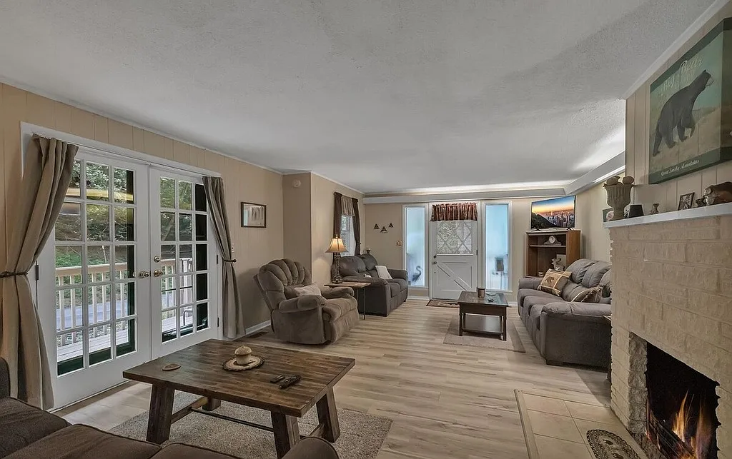 305 Shields View Dr — Photo 1