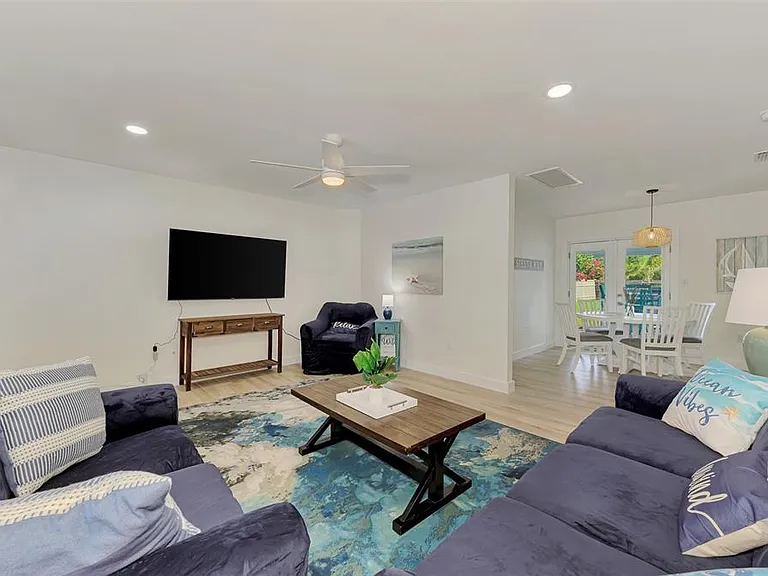 1731 Redwood St — Photo 9