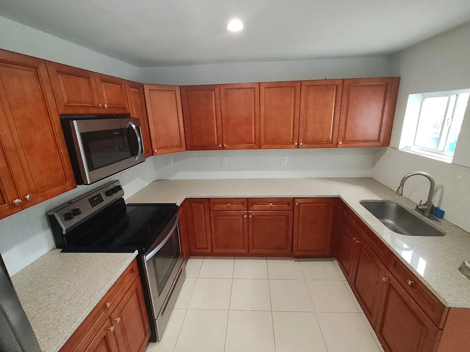 3 bed, 1000 sqft, $2,900 — Photo 2