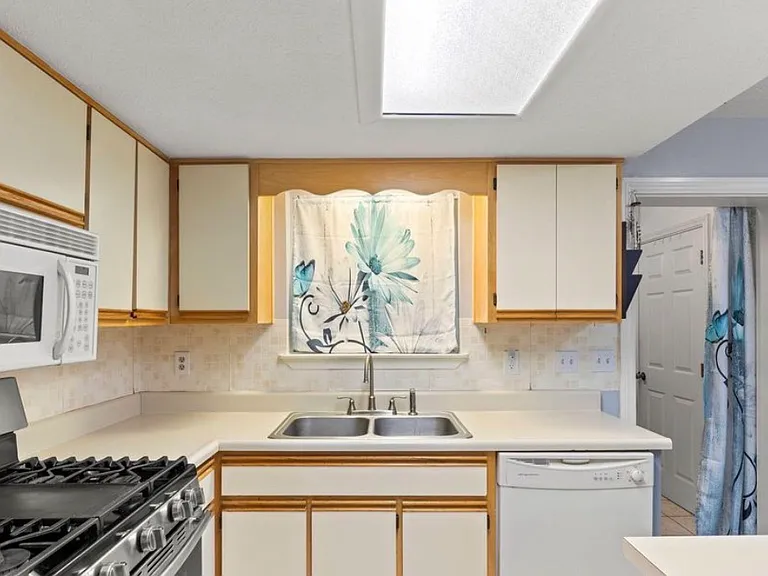 6408 Howard Ave — Photo 4