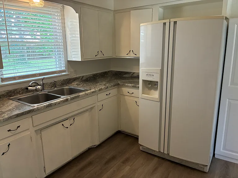 504 E Sunshine St — Photo 8