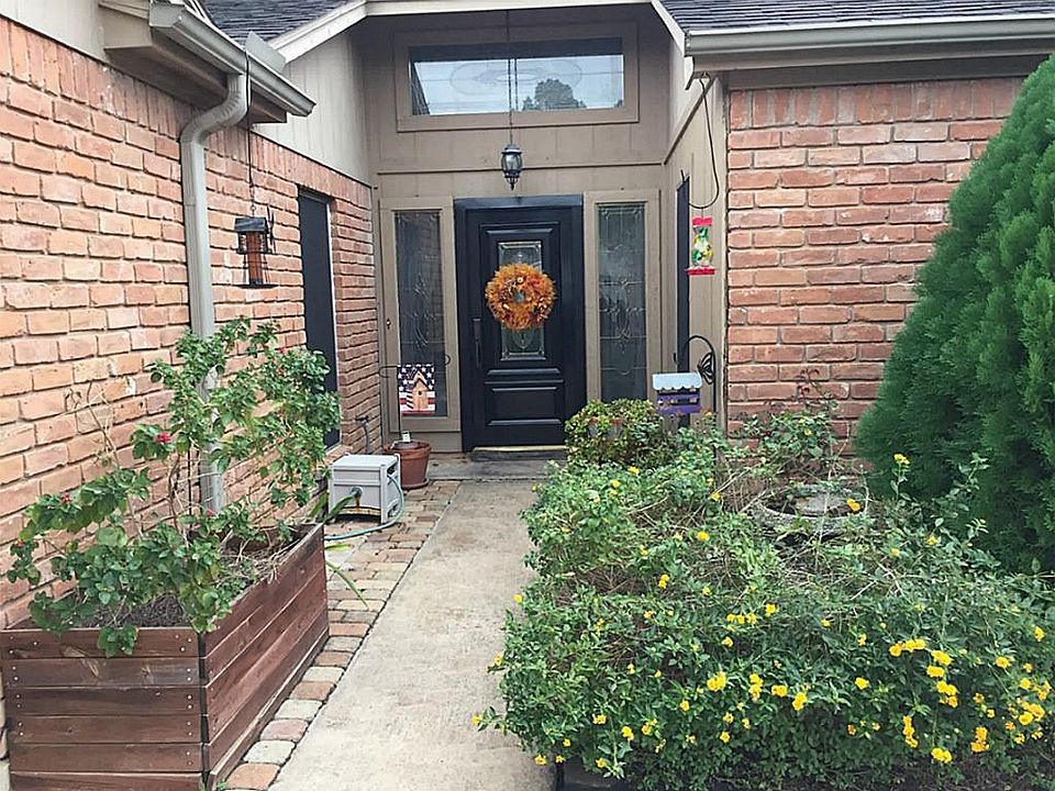 A beautiful lead glass door with sidelights welcomes you to this home.
