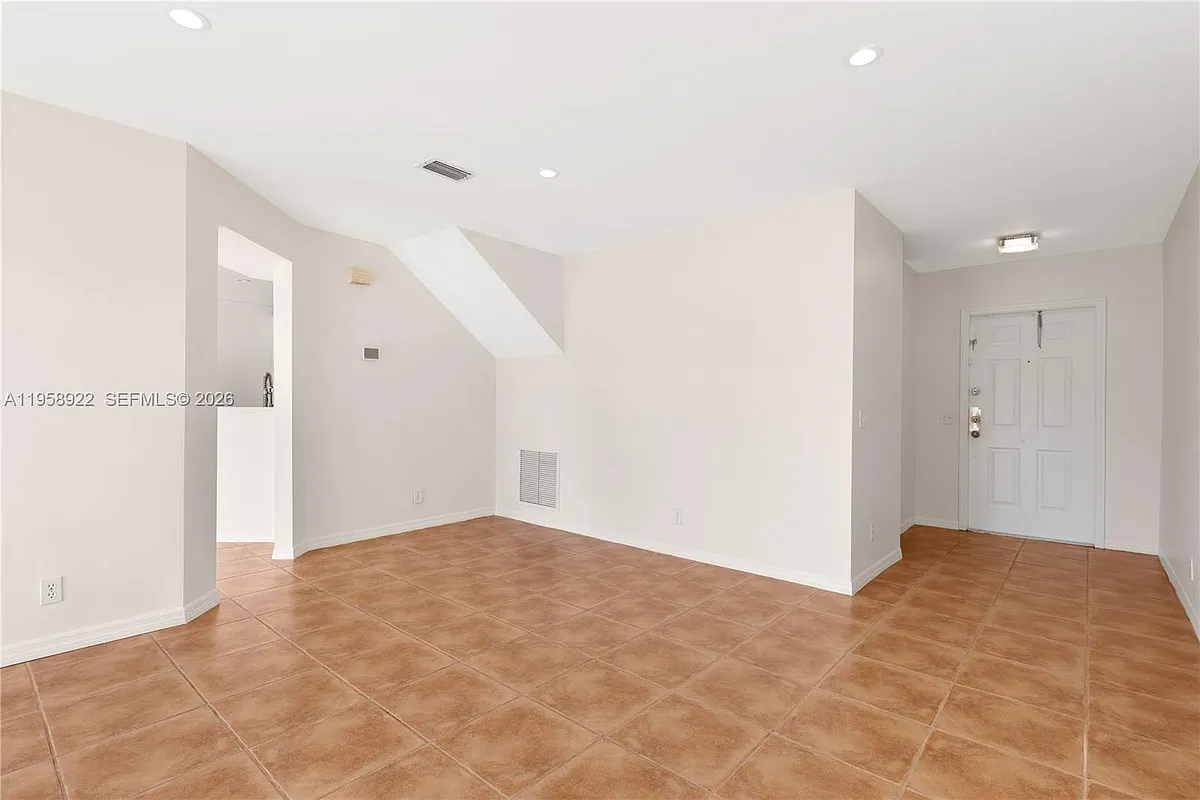 Building Photo - 5467 SW 125th Ter #5467