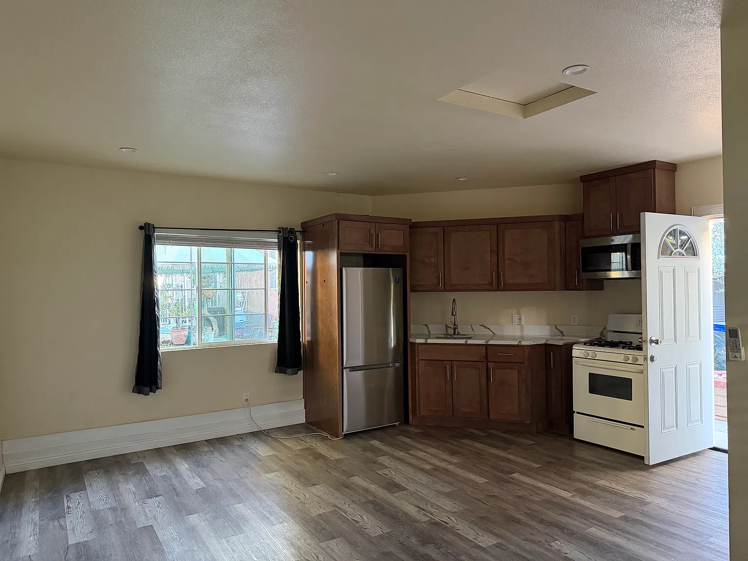 Studio, $1,800 — Photo 4
