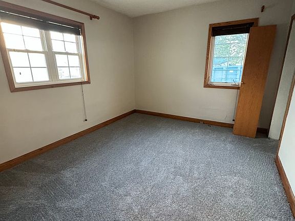 5th image of 527 Main St