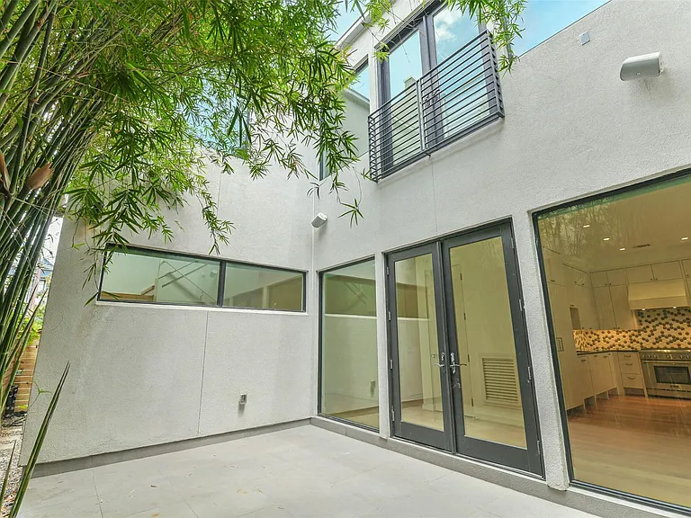 815 Alexander St — Photo 9