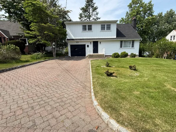 121 Newcomb Rd, Tenafly, NJ 07670
