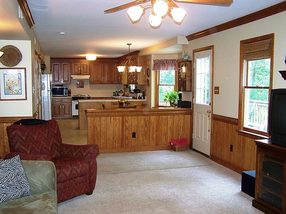 Great Open plan with Kitchen open to Family Rm