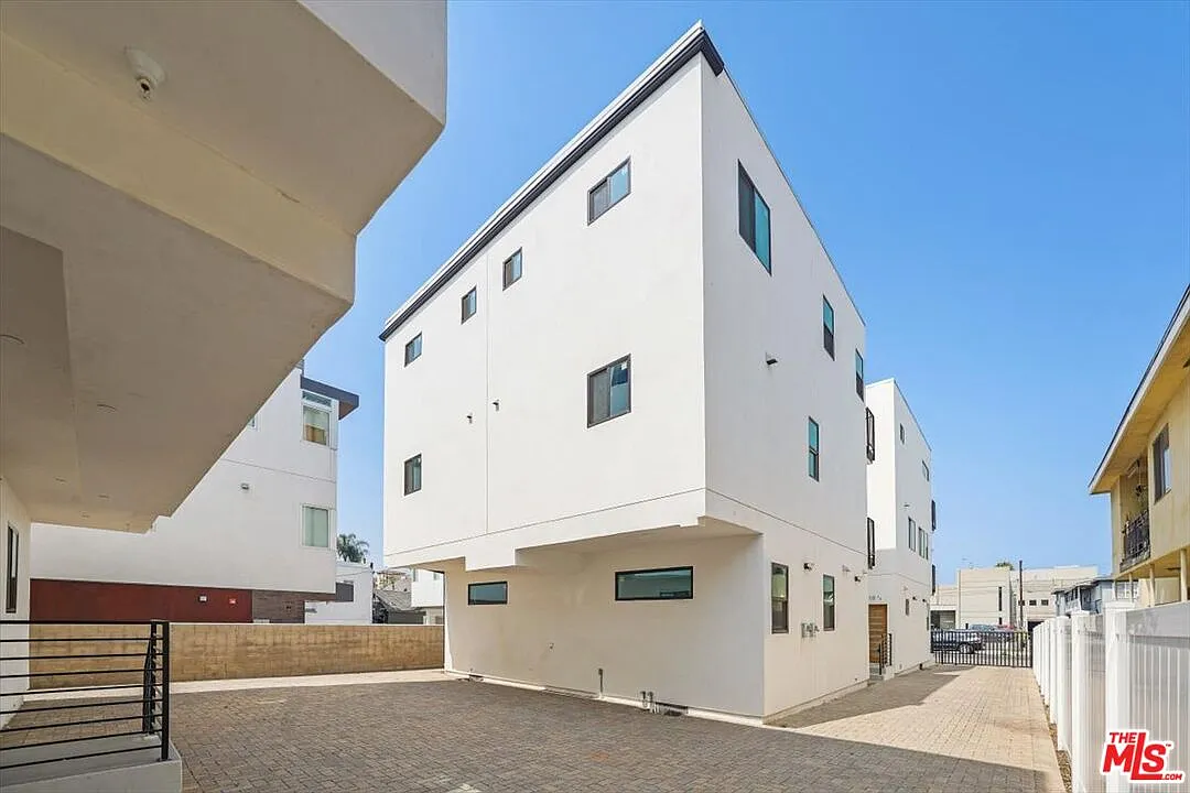 Building Photo - 910 N Hudson Ave #910