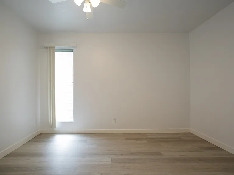 11801 Rexford Rd — Photo 15