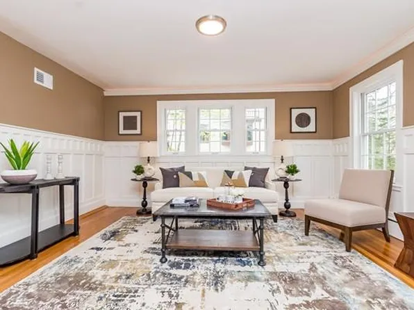 29 Gammons Rd #1A, Waban, MA 02468