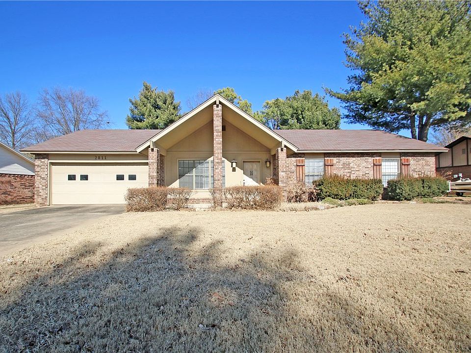 1st image of 2811 Parkwood Dr