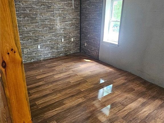 4th image of 39 Bressler Rd