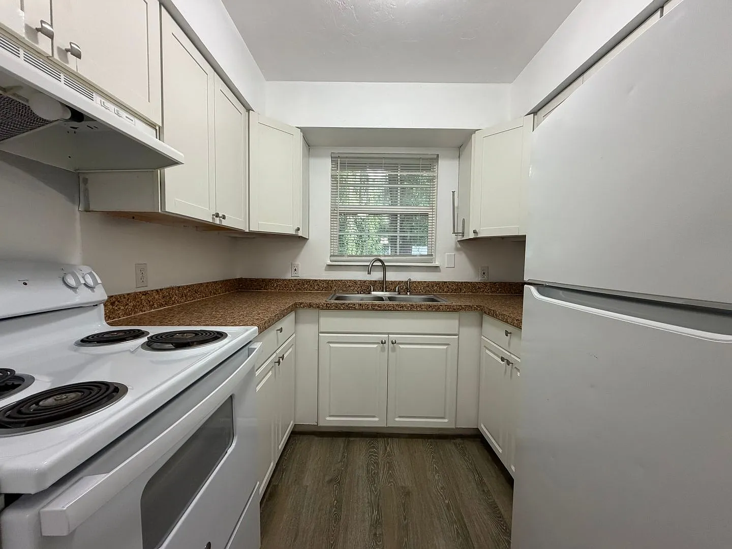 2 Bed 1 Bath In - Linton Oaks ! Freshly Painted — Photo 3