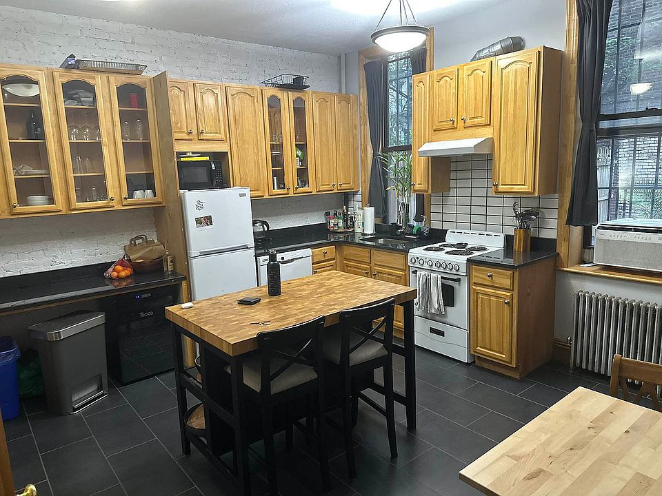 1st image of 146 Stanton St APT 1