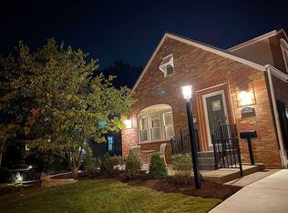 907 Blossom Ln, Saint Louis, MO 63119