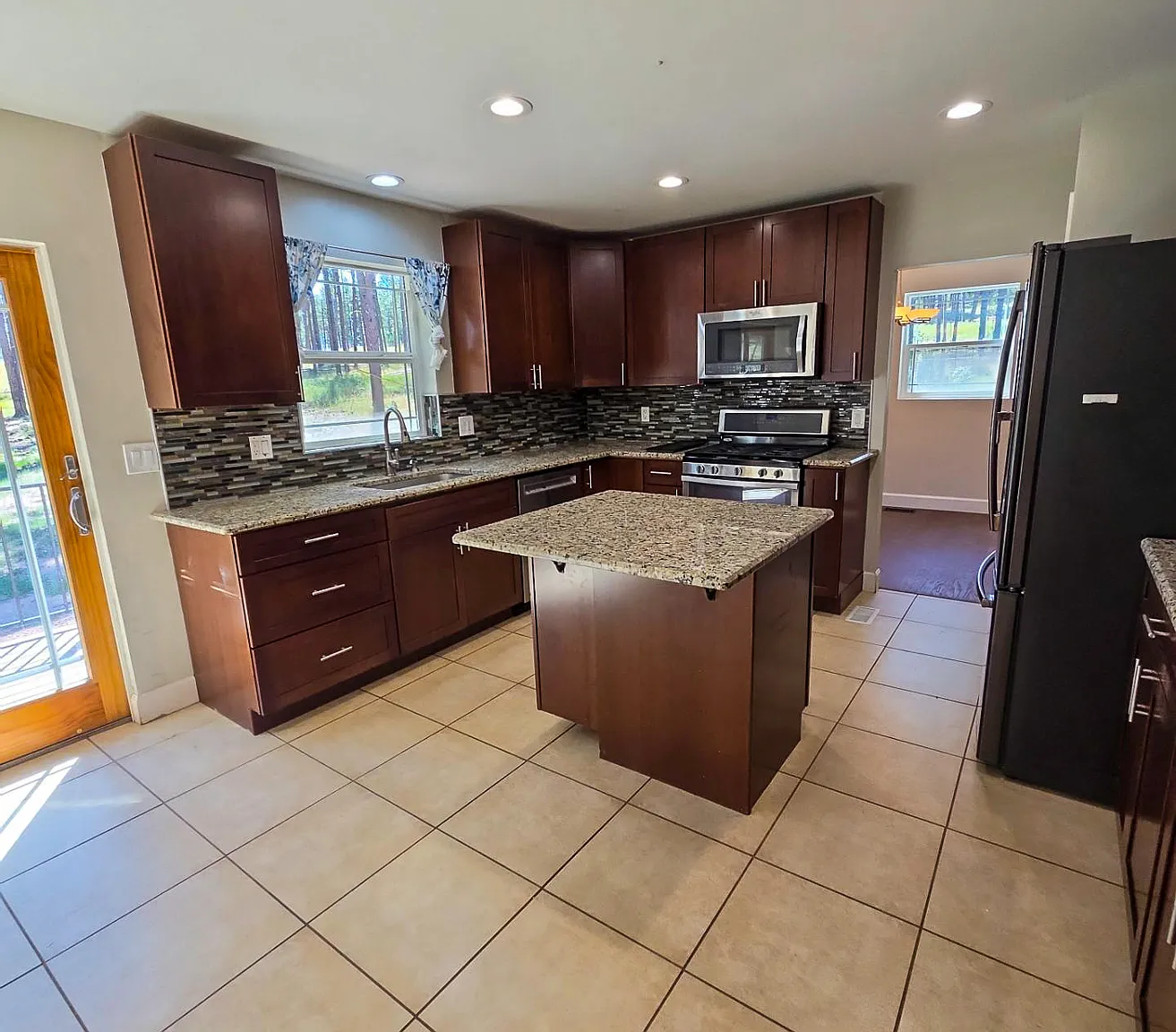4 bed, 2349 sqft, $2,900 — Photo 4