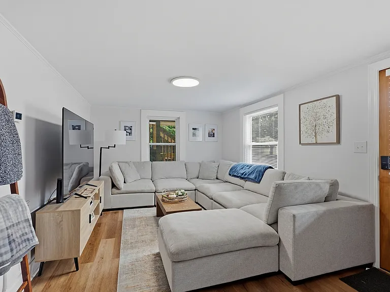 1032 Charles Ave — Photo 9