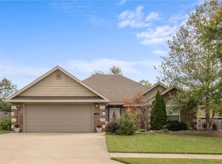 686 Lynn Dr, Rogers, AR 72751