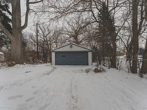 5th image of 694 Emerson Ave