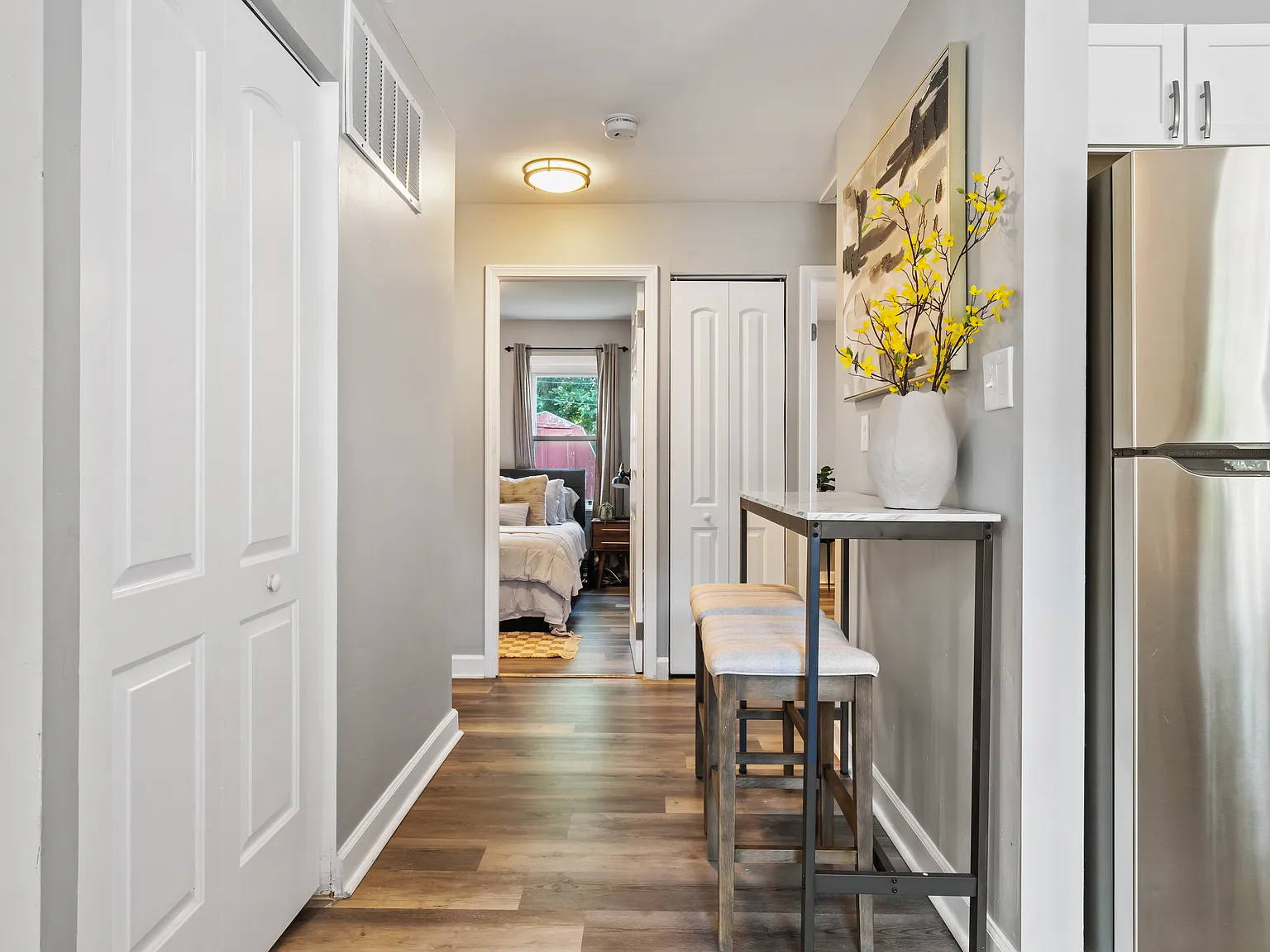 3 bed, 945 sqft, $7,700 — Photo 3