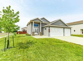 4017 10th St S, Moorhead, MN 56560