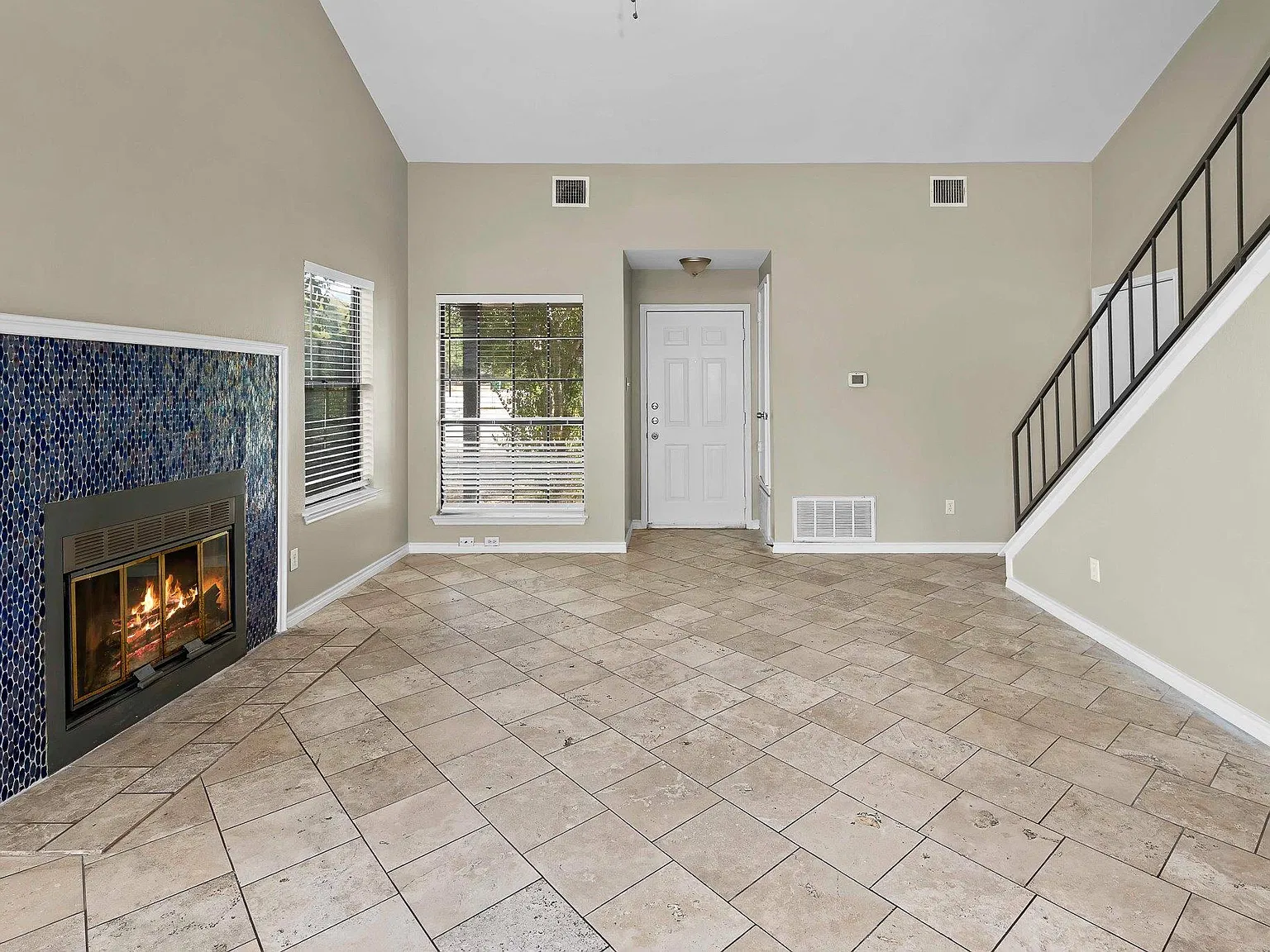 3 bed, 2.0 bath, 1372 sqft, $1,895 — Photo 3