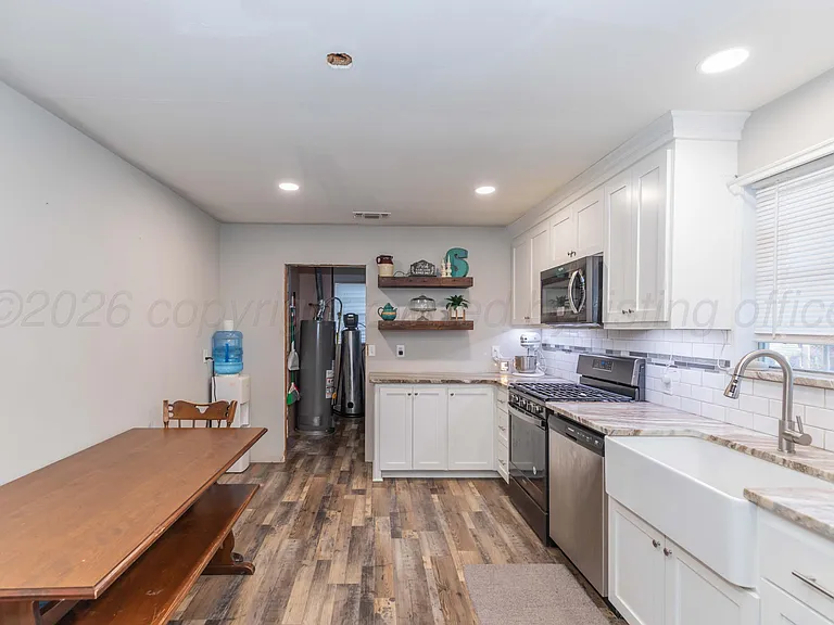 216 W 5th St — Photo 11