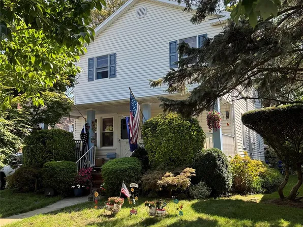 18 Derby Court, Malverne, NY 11565