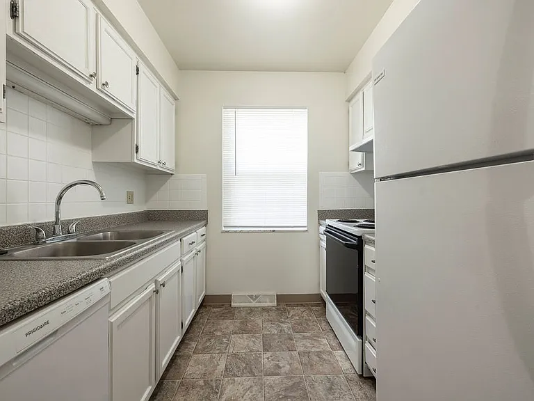 Woodside Terrace Apartments — Photo 41