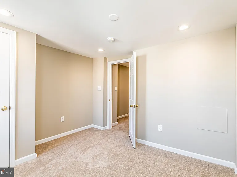 130 W Randall St — Photo 15