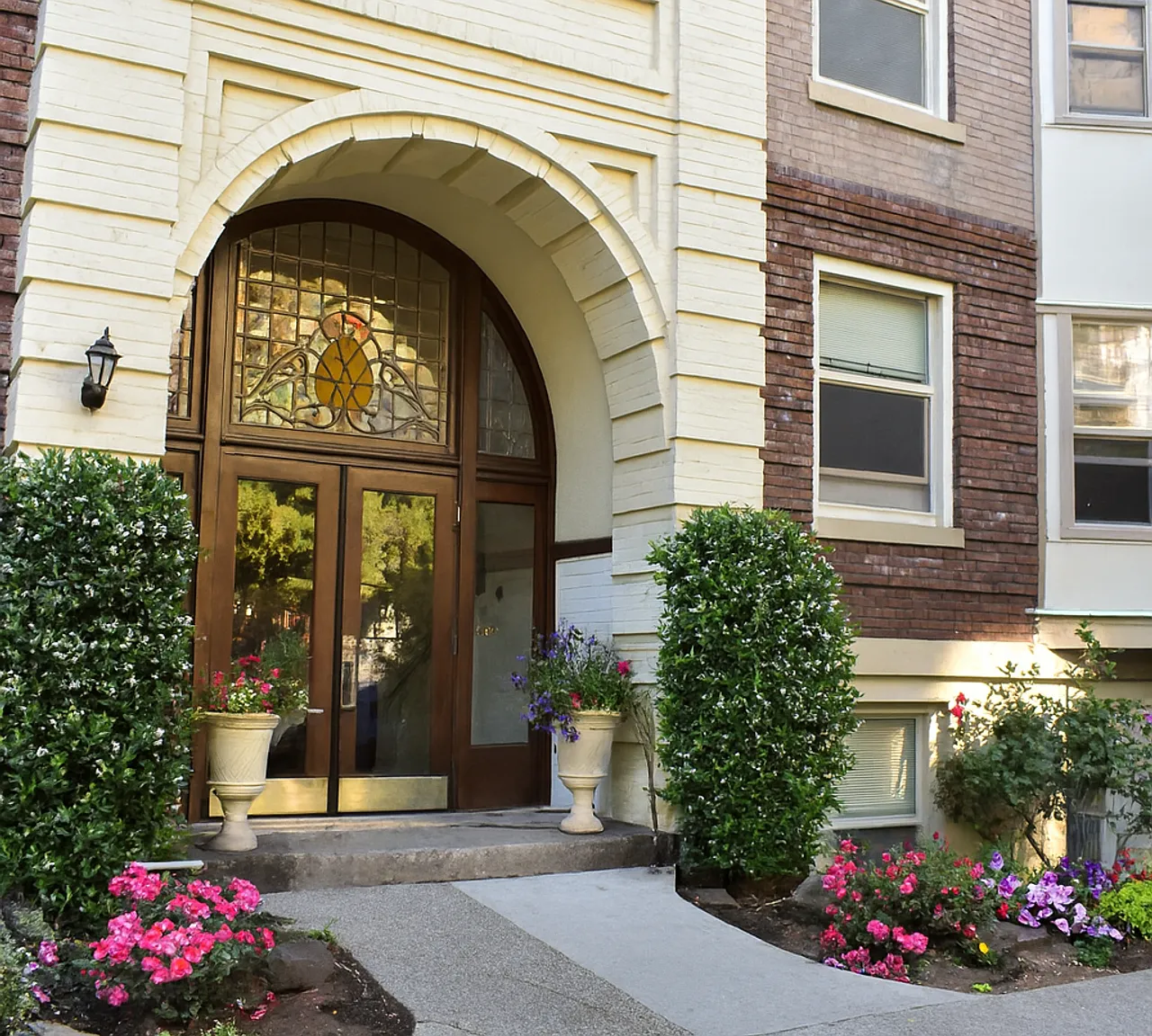 Rialto Court Apartments | MOVE-IN SPECIAL: ONE MONTH FREE RENT — Photo 1