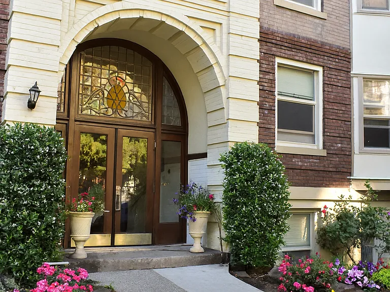 Rialto Court Apartments | MOVE-IN SPECIAL: ONE MONTH FREE RENT — Photo 1